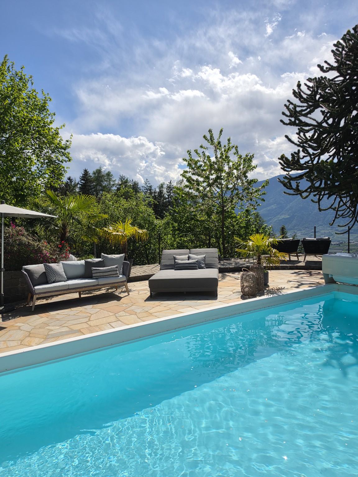 Pool und Garten bei Michael am Waal